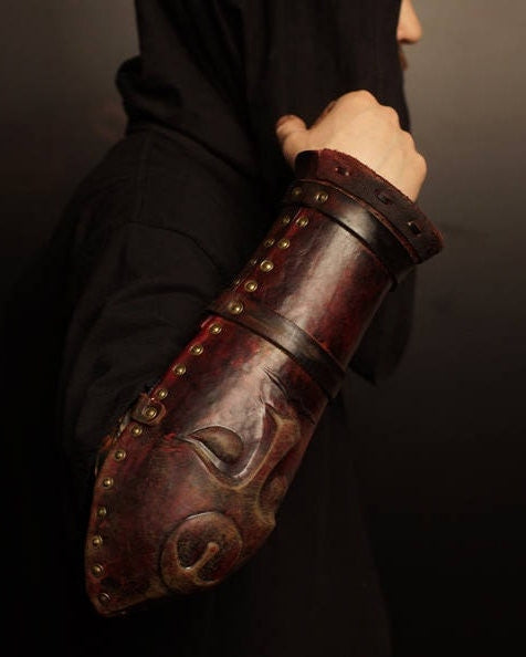 Fantasy leather bracers - SokolArmory