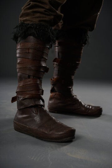 Assassin leather low boots + greaves with fur - SokolArmory
