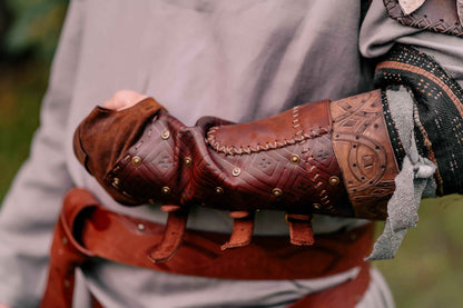 Robin Hood leather bracers - SokolArmory