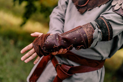 Robin Hood leather bracers - SokolArmory