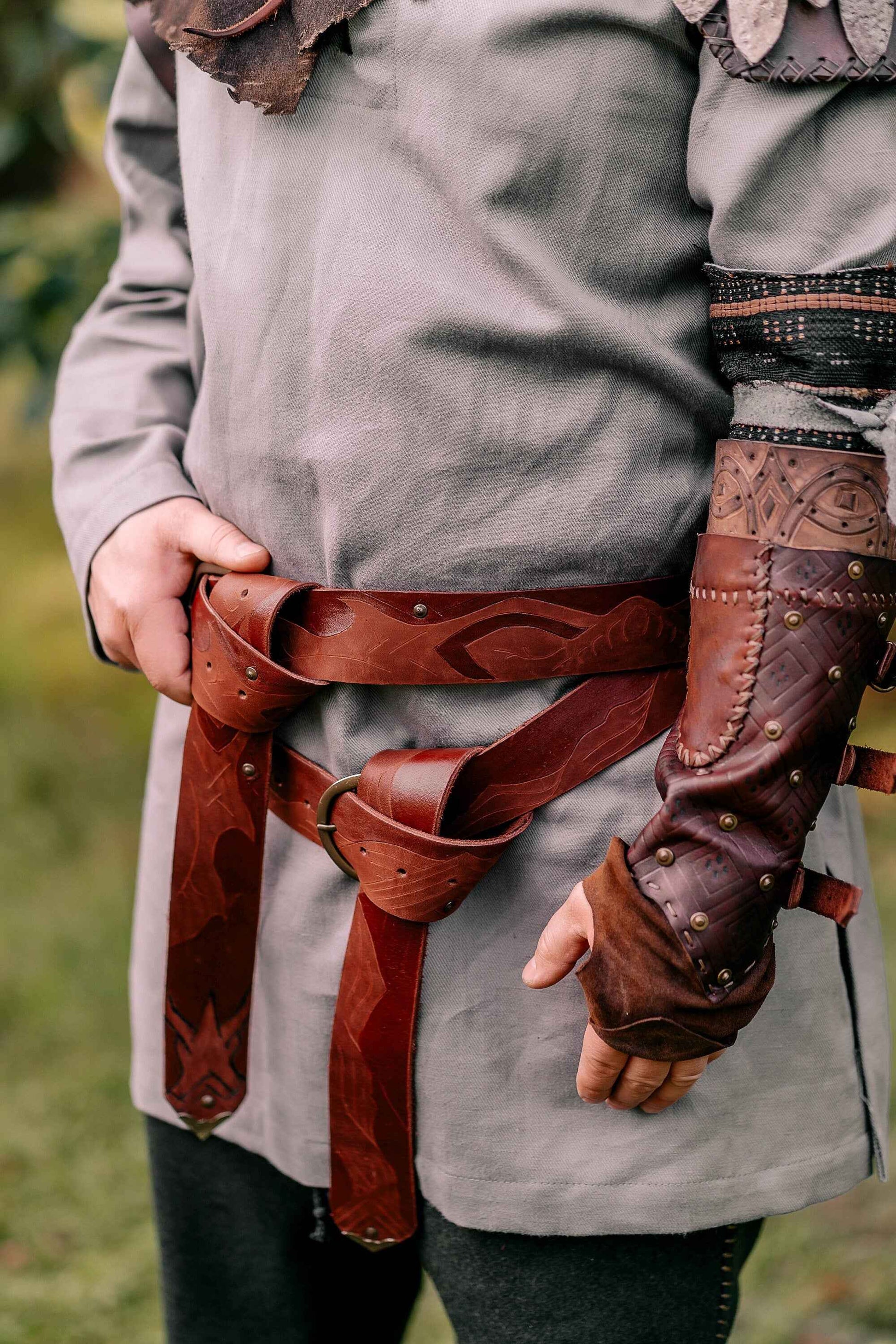 Robin Hood leather bracers - SokolArmory